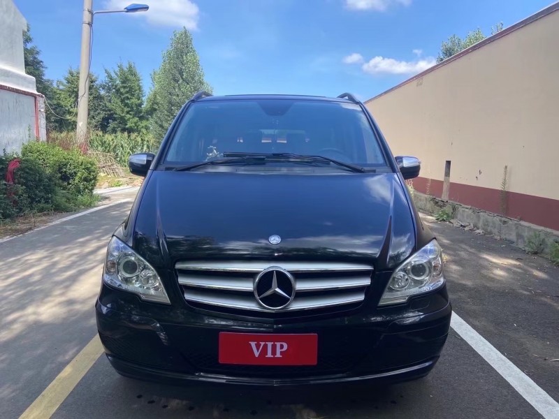 青岛13年奔驰唯雅诺1