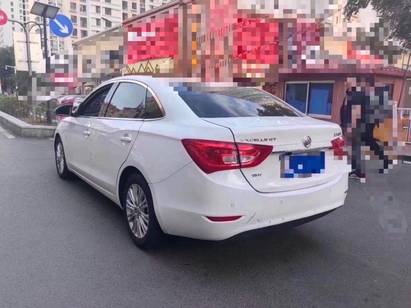 青岛17年别克英朗8