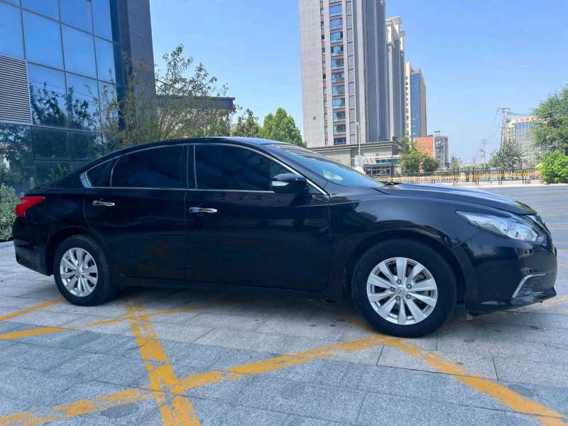 济宁17年日产天籁3