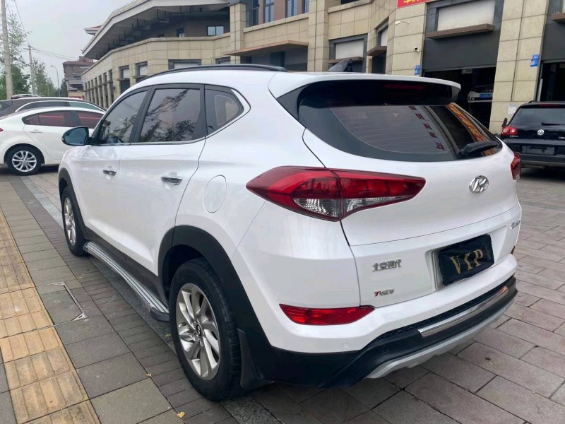 成都16年现代途胜9