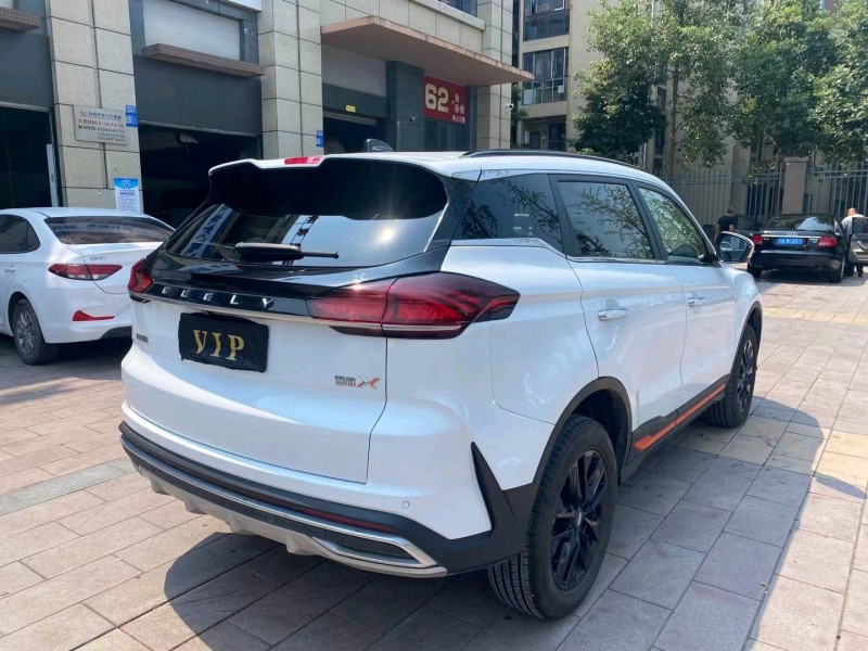 成都22年吉利博越7