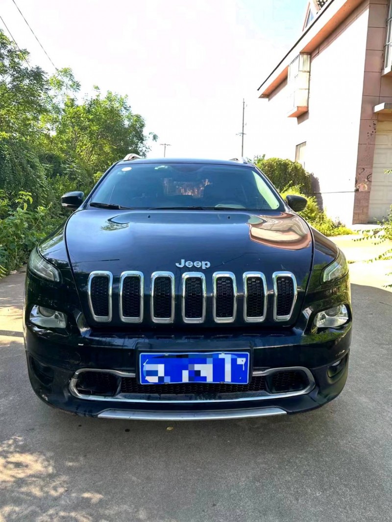 枣庄17年Jeep自由光1