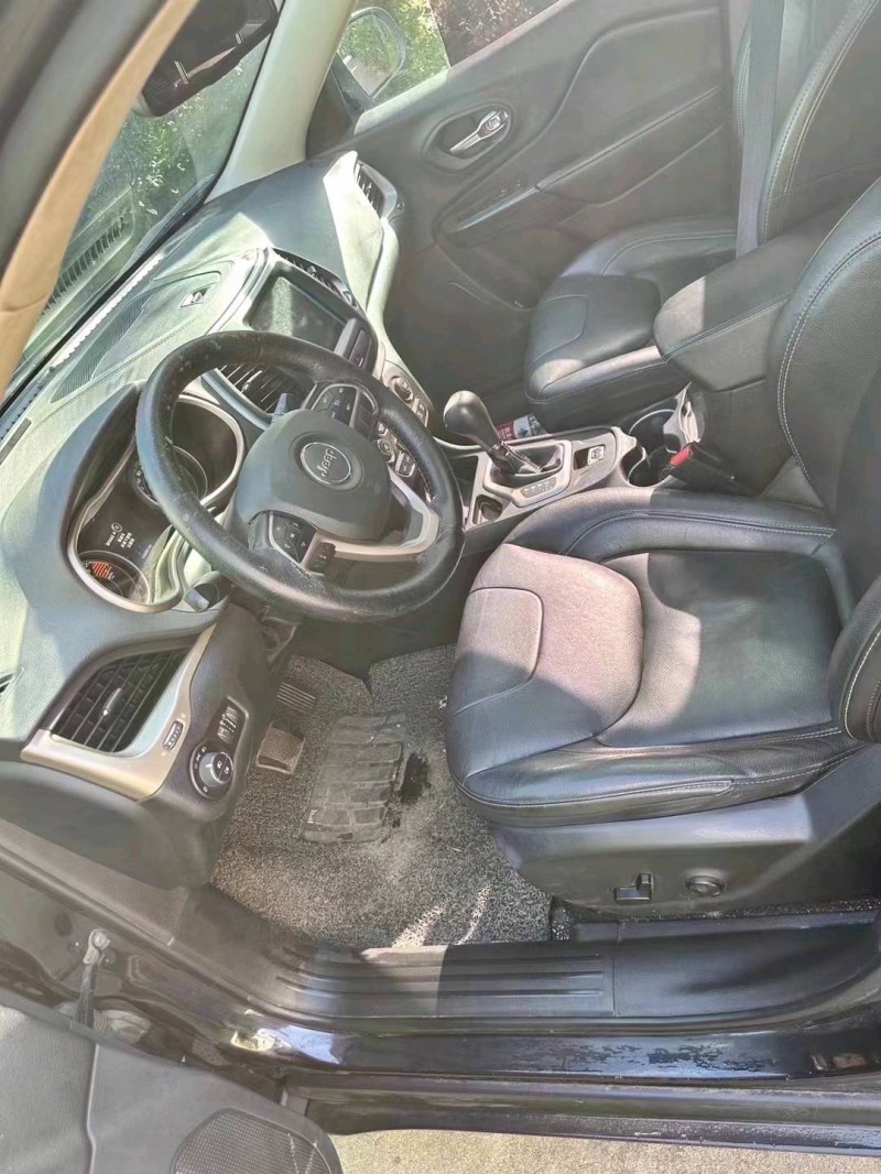 枣庄17年Jeep自由光8