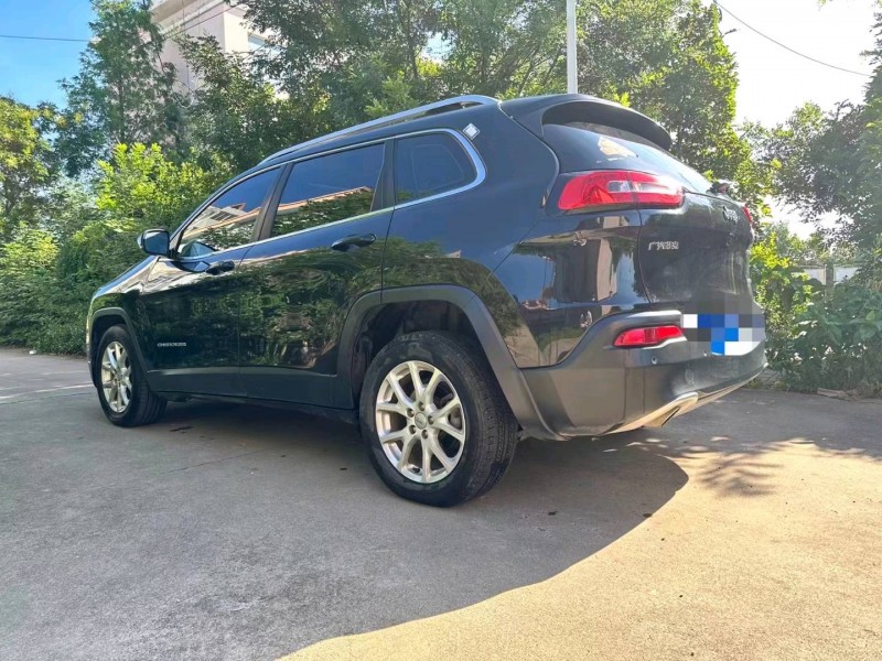 枣庄17年Jeep自由光9