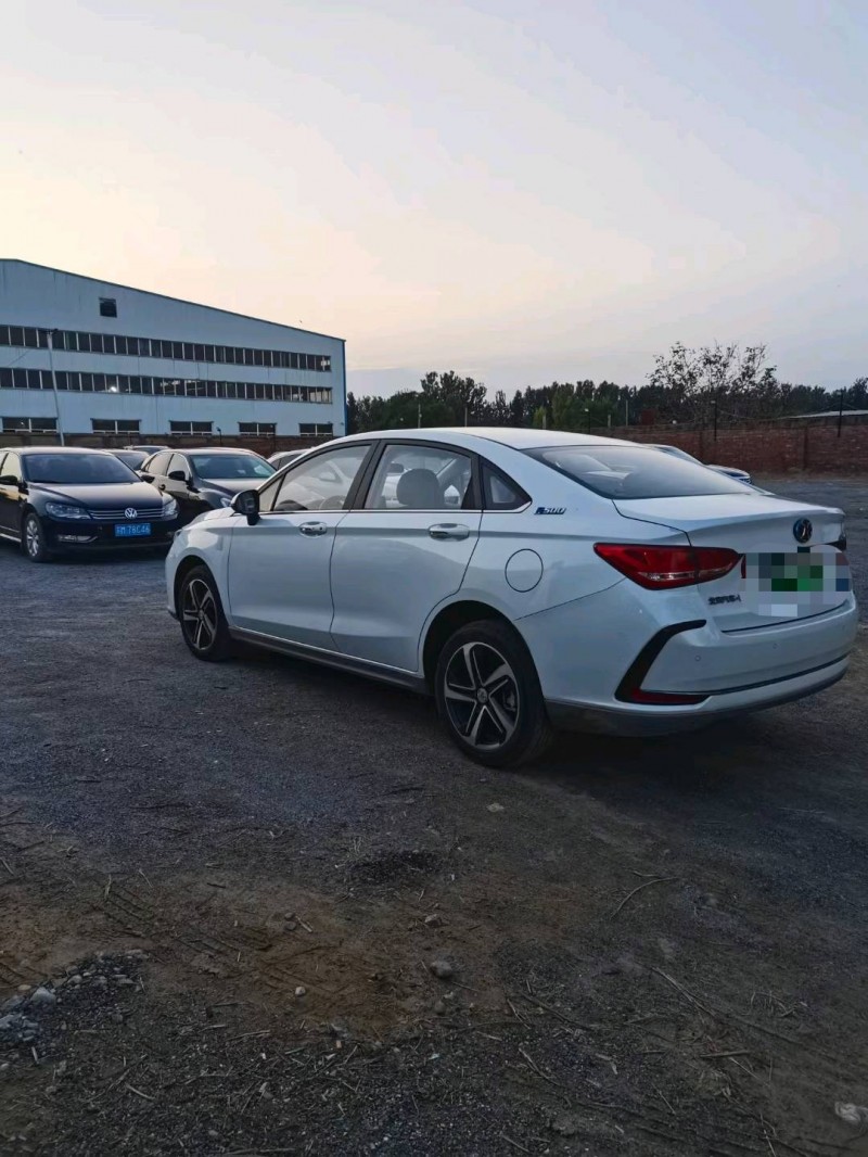 保定21年北汽新能源EU系列8