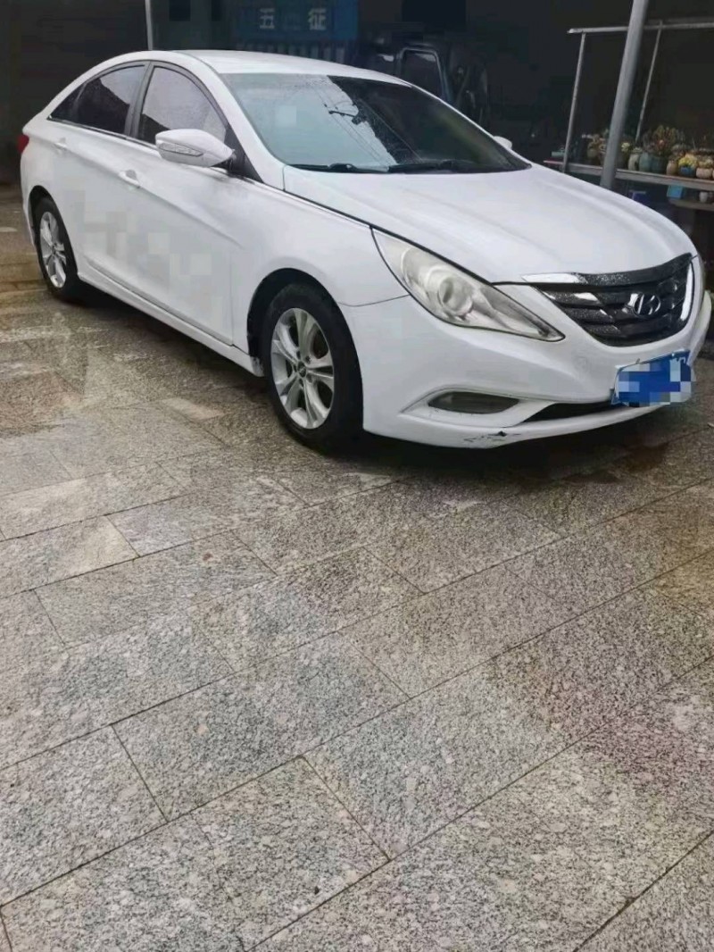 保定12年现代索纳塔八2