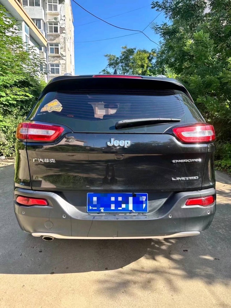 枣庄17年Jeep自由光2