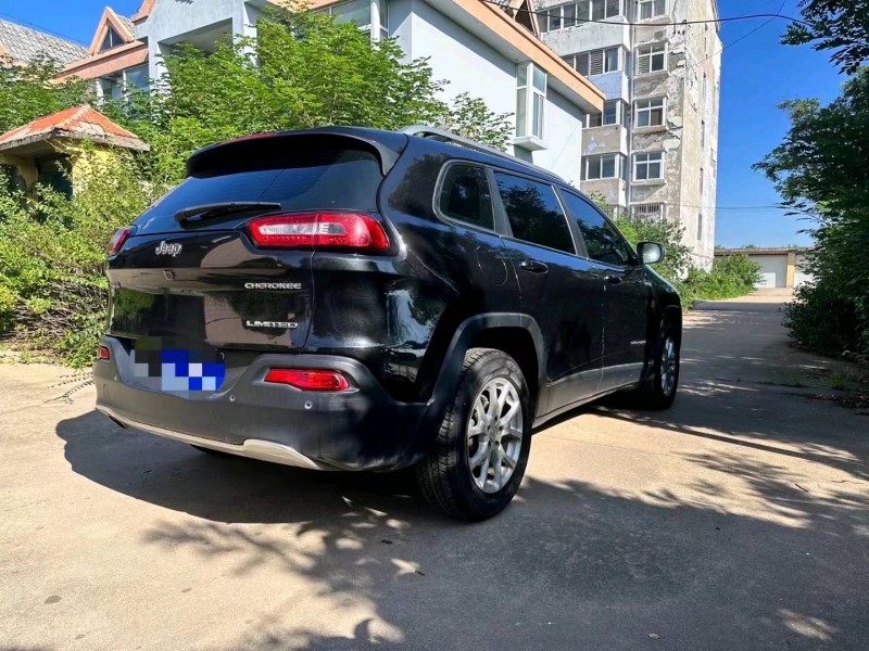 枣庄17年Jeep自由光3