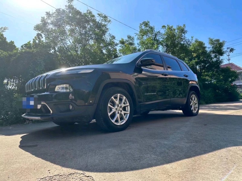 枣庄17年Jeep自由光4