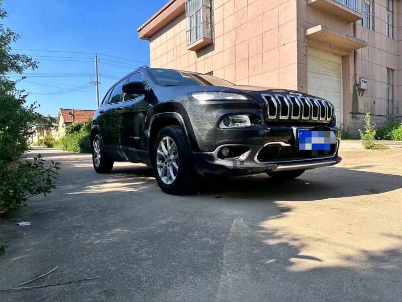 枣庄17年Jeep自由光5