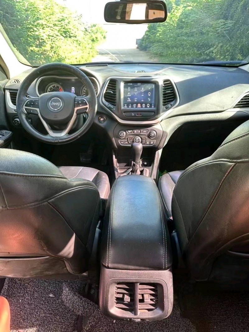 枣庄17年Jeep自由光8