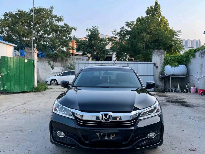 济宁18年本田雅阁1