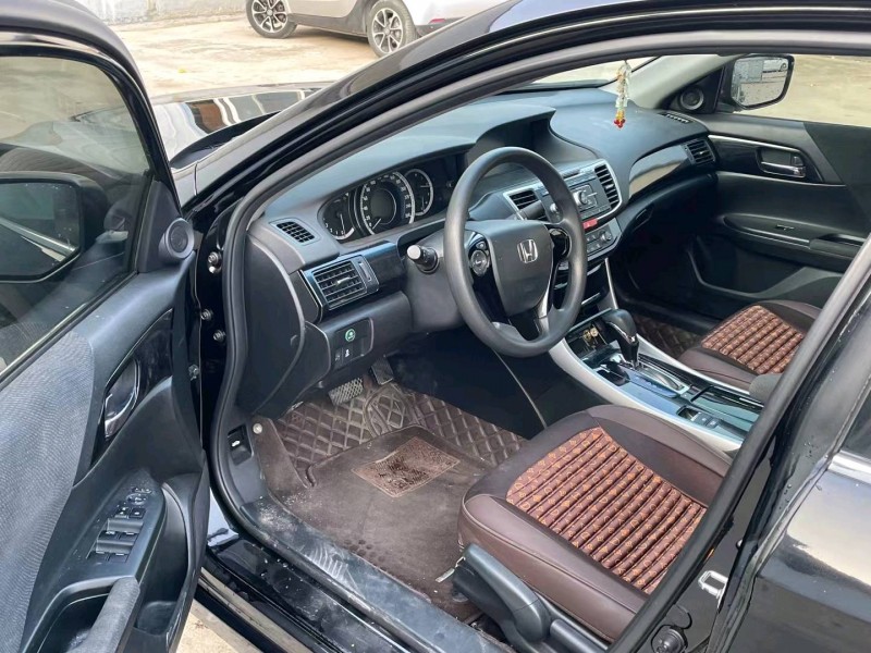 济宁18年本田雅阁6