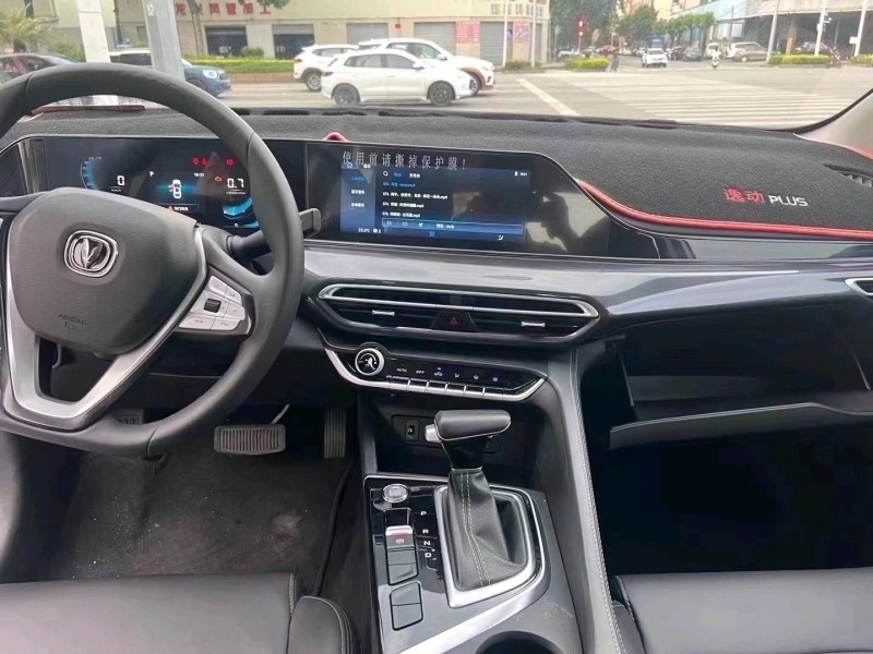 深圳20年长安汽车逸动3