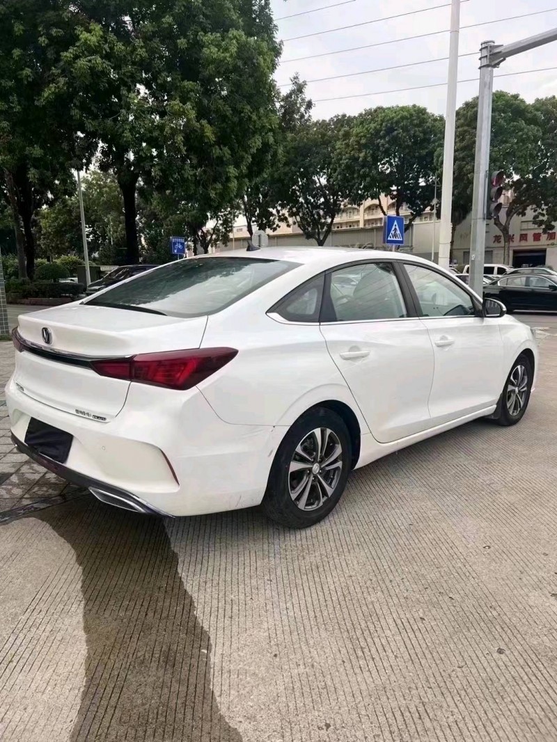 深圳20年长安汽车逸动4