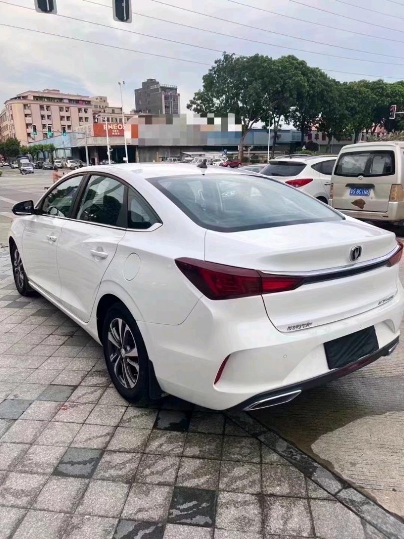 深圳20年长安汽车逸动5