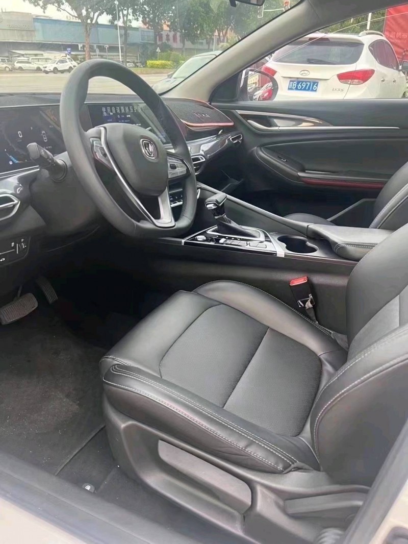 深圳20年长安汽车逸动8