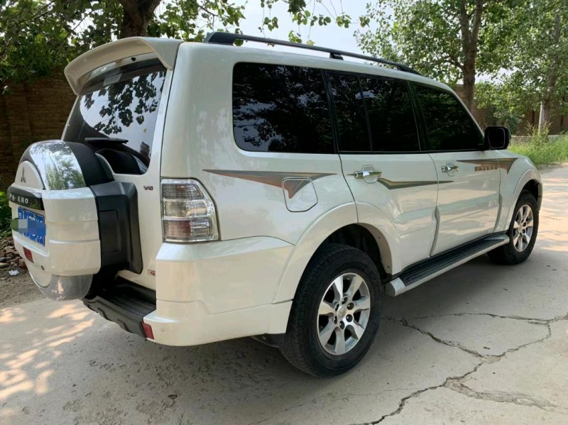 保定11年三菱帕杰罗4