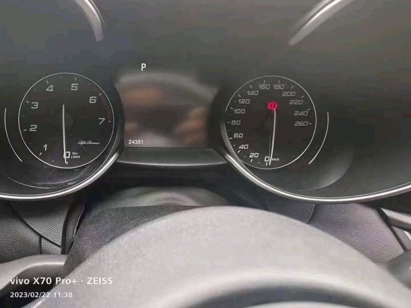 嘉兴19年阿尔法·罗密欧Giulia4