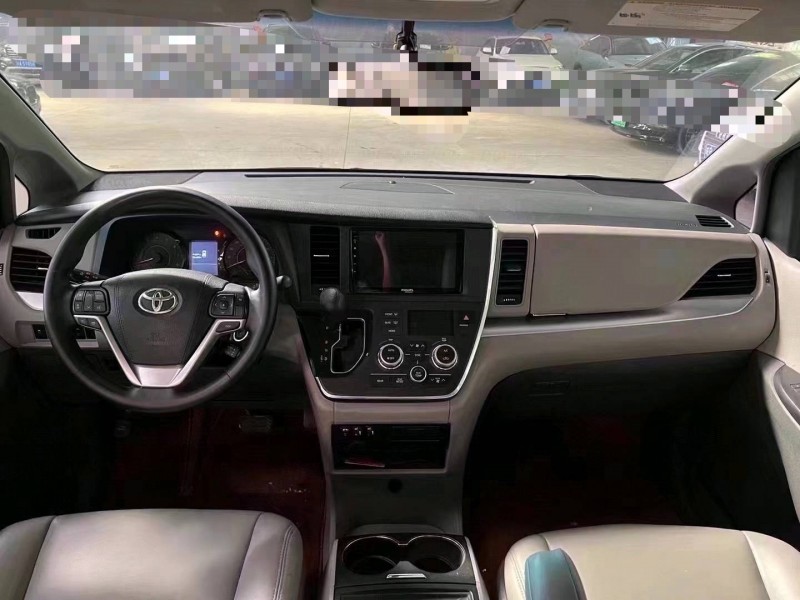 济宁18年丰田塞纳4