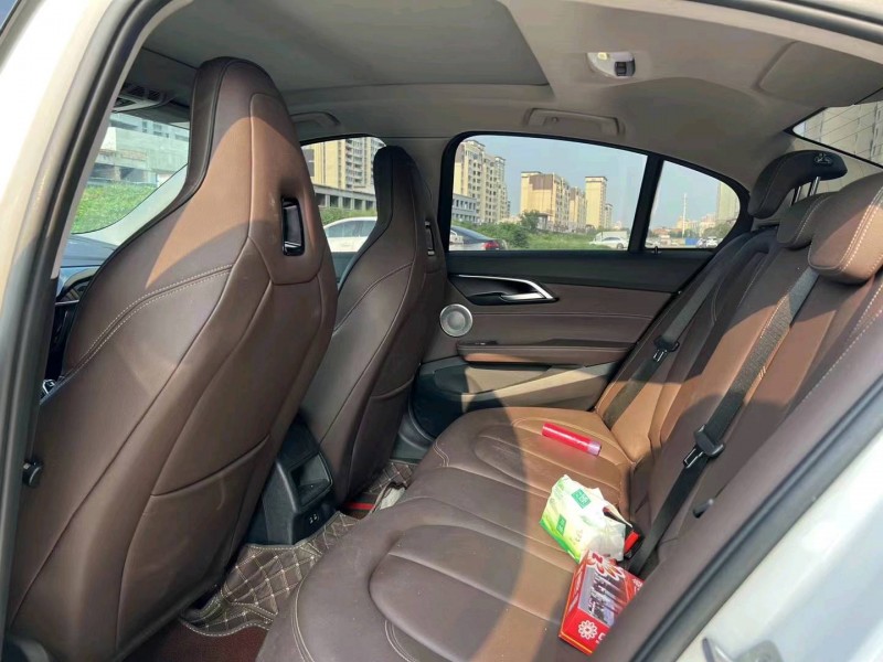 济宁22年宝马1系6