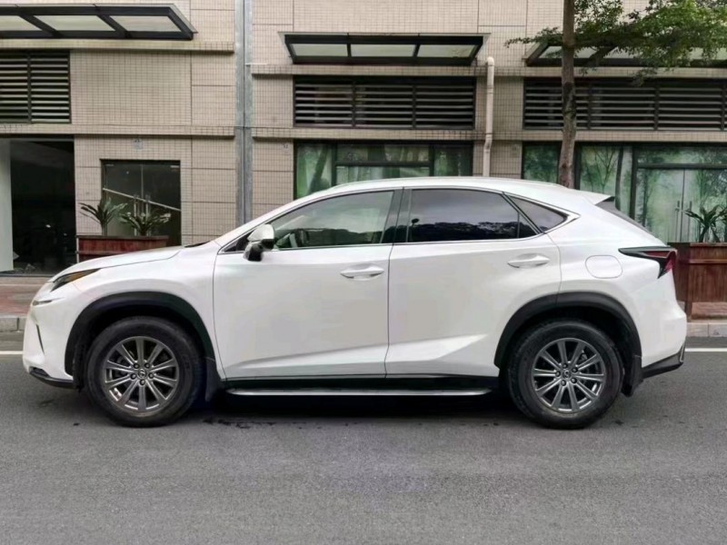 中山18年雷克萨斯NX3