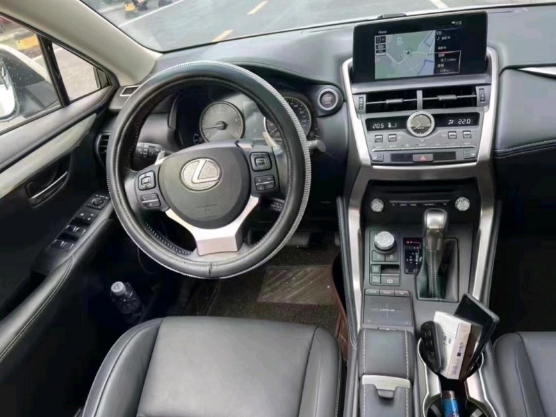 中山18年雷克萨斯NX8