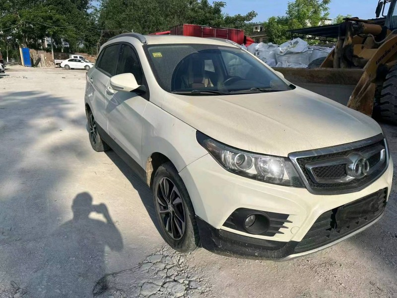 济宁17年北汽绅宝X552