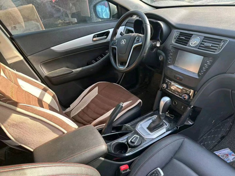 济宁17年北汽绅宝X555