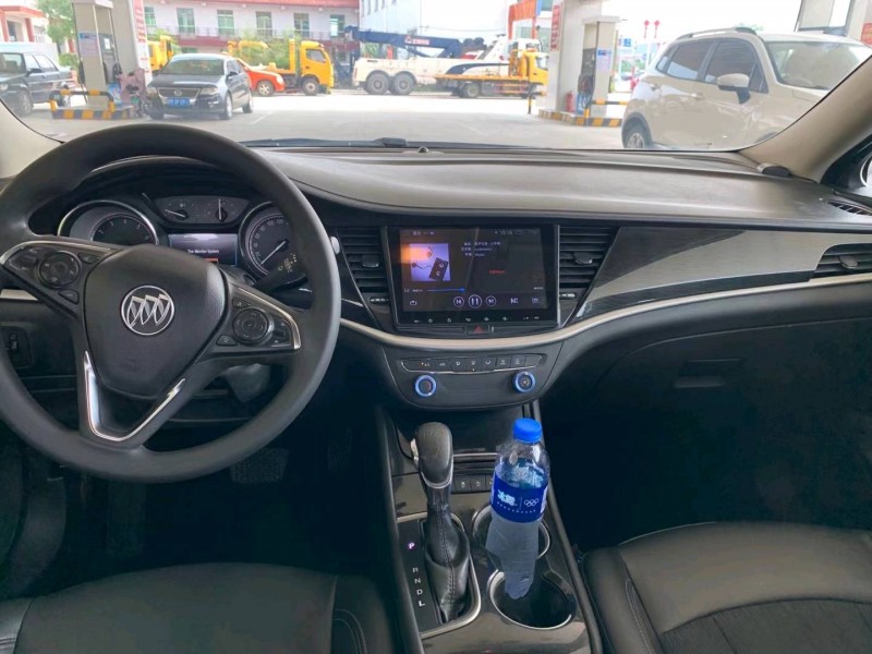 保定16年别克威朗8