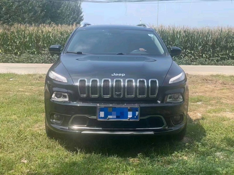 枣庄17年Jeep自由光1