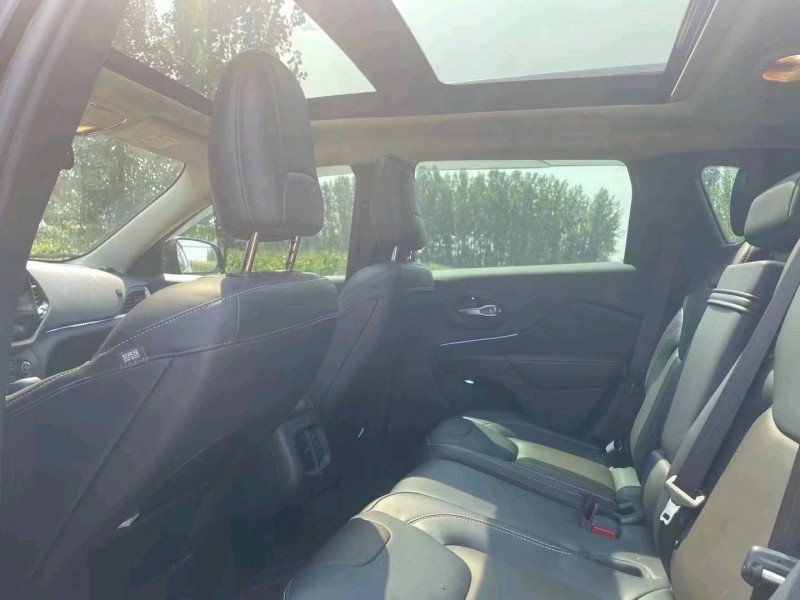 枣庄17年Jeep自由光2