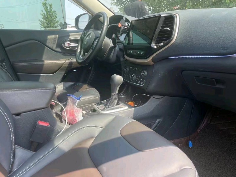 枣庄17年Jeep自由光5