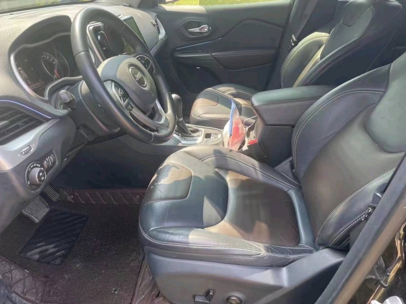 枣庄17年Jeep自由光8