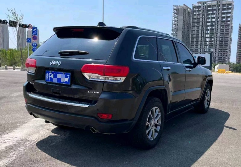 青岛14年Jeep大切诺基4