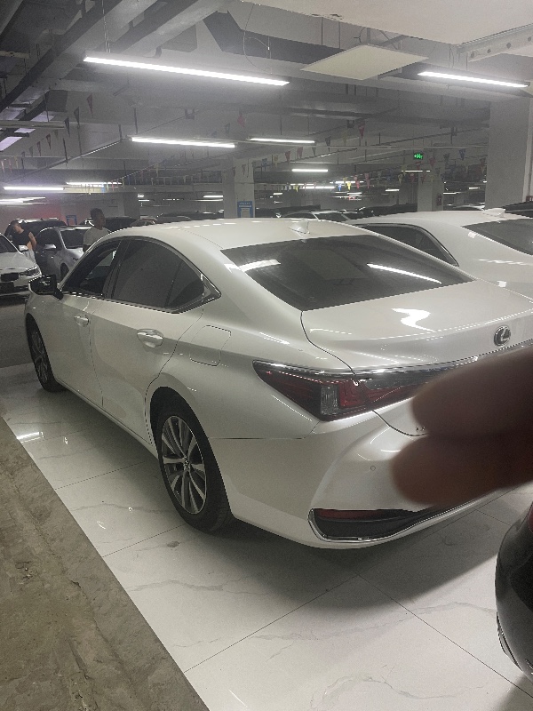 成都20年雷克萨斯ES8