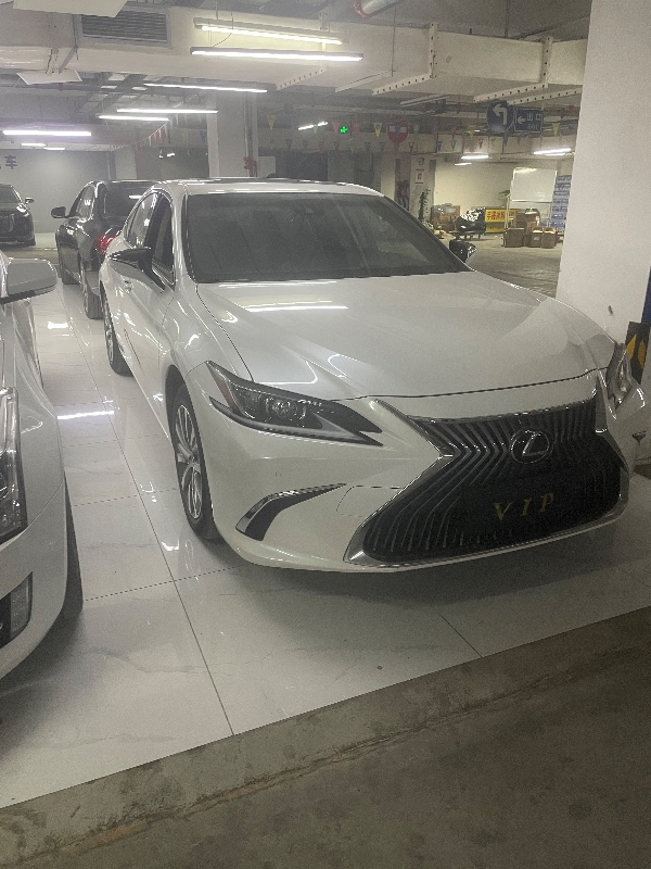 成都20年雷克萨斯ES9