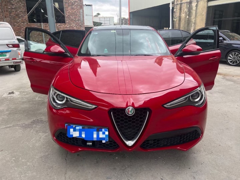 撫順17年阿爾法·羅密歐Stelvio1