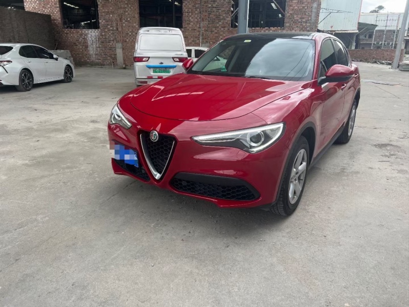 撫順17年阿爾法·羅密歐Stelvio2