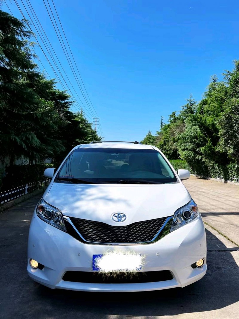 青岛15年丰田塞纳1