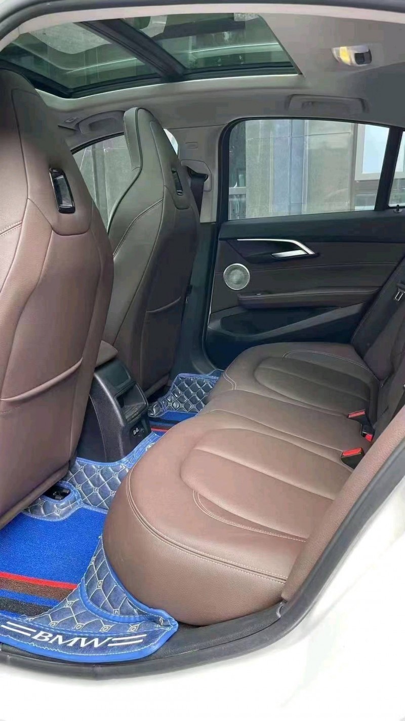 成都21年宝马1系7