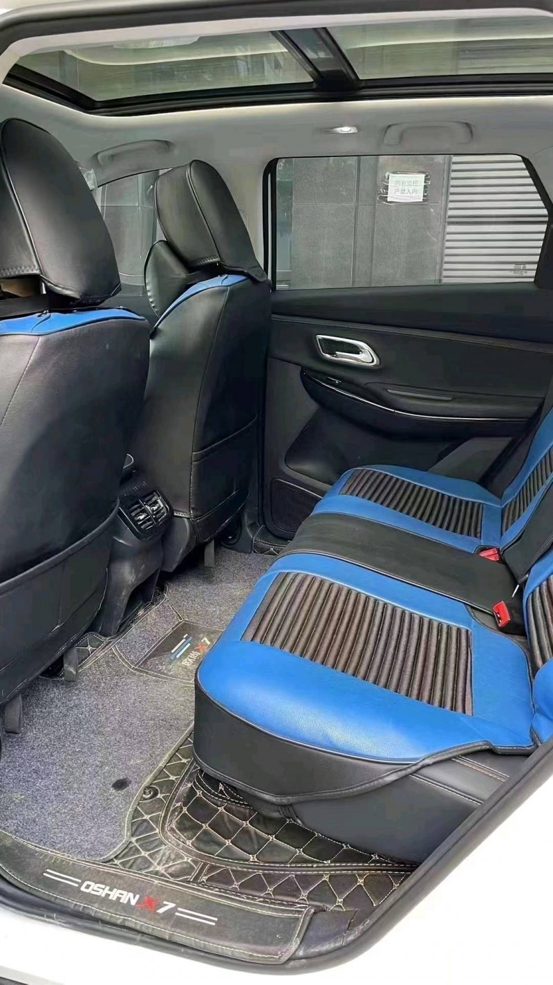 成都20年长安汽车欧尚7