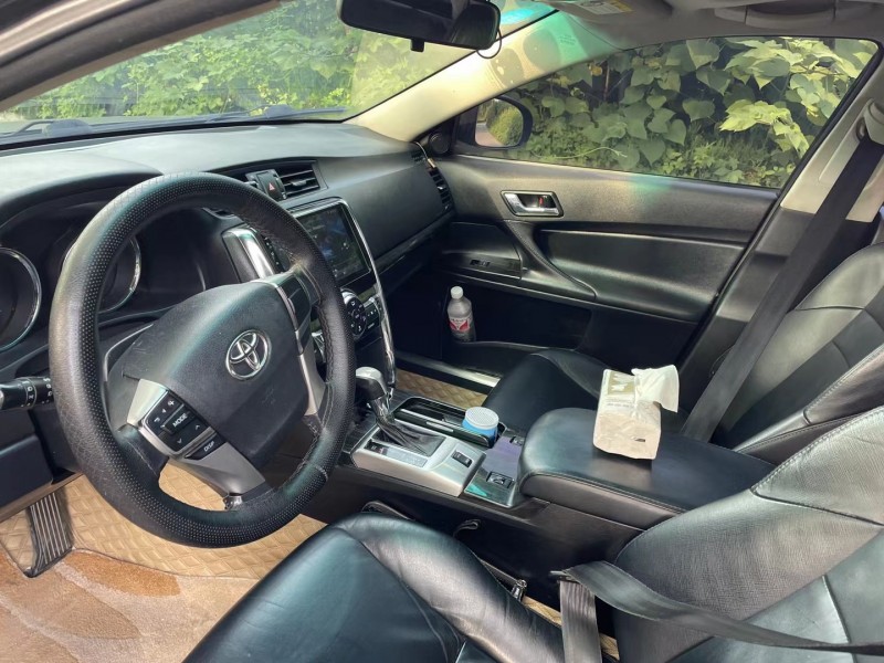 济宁13年丰田锐志8