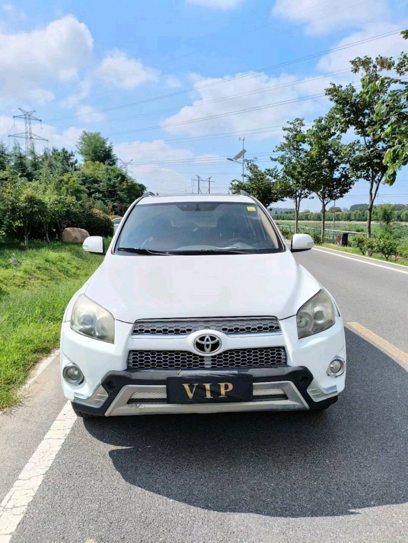 青岛13年丰田RAV41