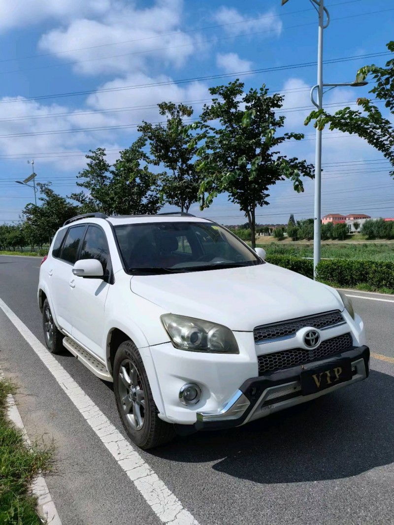 青岛13年丰田RAV42