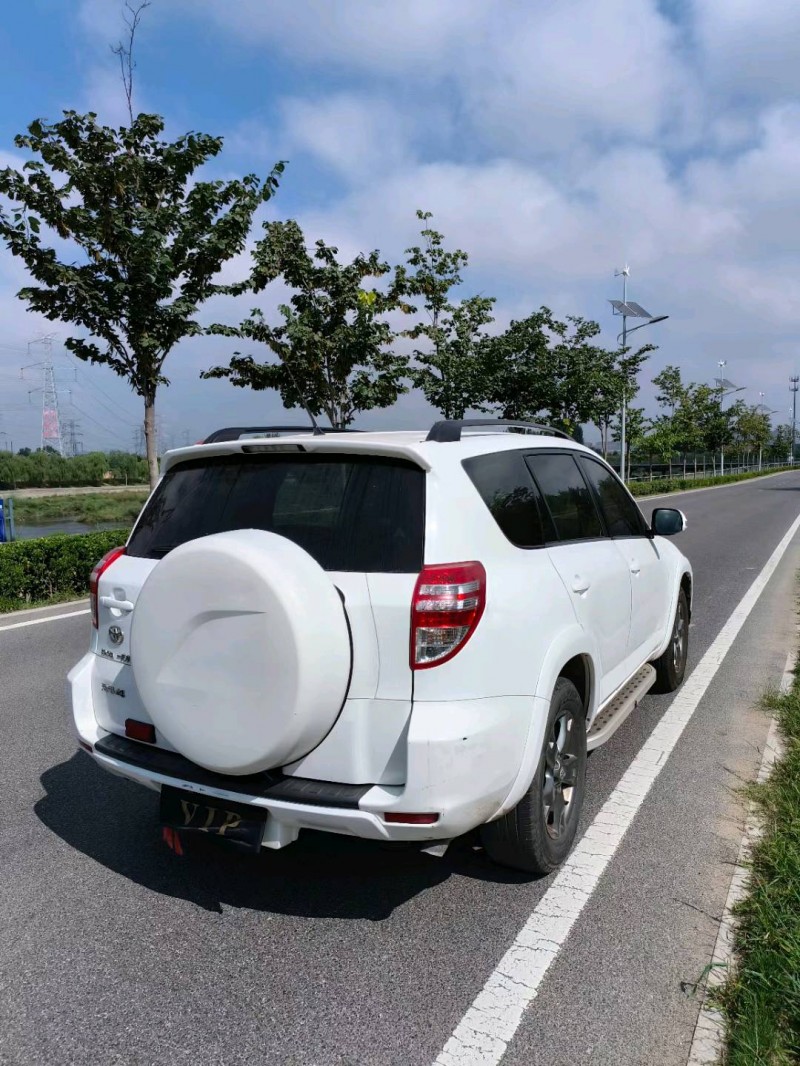 青岛13年丰田RAV48