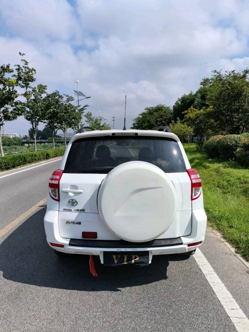 青岛13年丰田RAV49