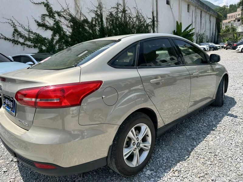 重庆16年福特福克斯5