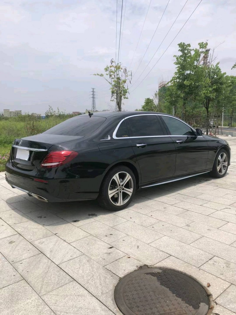 广州19年奔驰E8