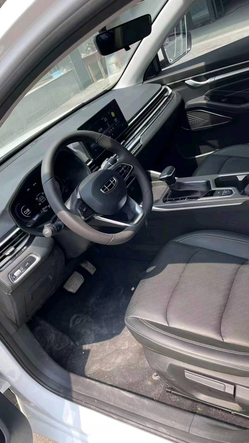 成都22年吉利帝豪5